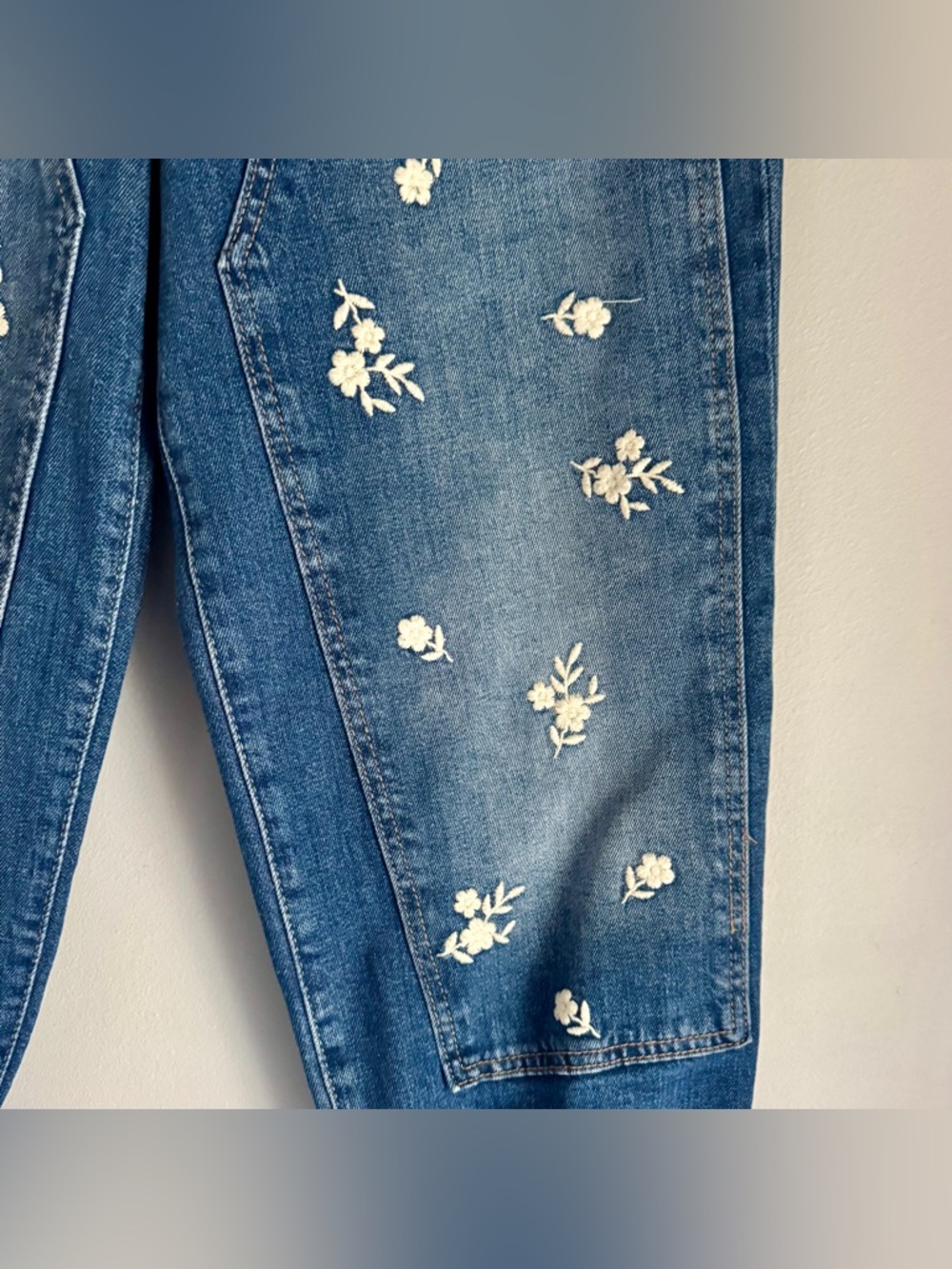 Old Navy NWT High-Waisted OG Loose Floral Print Jeans Size 4 Petite - Picture 6 of 9